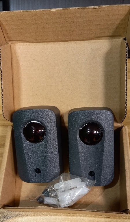 در جعبه دو عدد چشمی BS1 بعلاوه اقلام نصب قرار دارد.